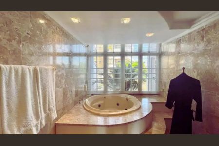 Casa à venda com 307m², 3 quartos e 2 vagasBanheiro