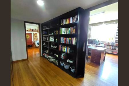 Apartamento à venda com 202m², 4 quartos e 1 vaga