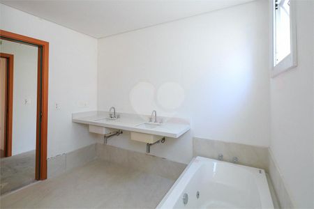 Casa à venda com 328m², 4 quartos e 3 vagas