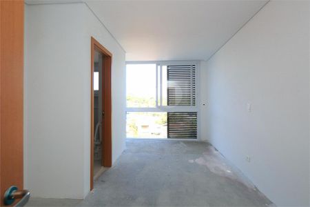 Casa à venda com 328m², 4 quartos e 3 vagas