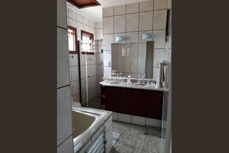 Casa à venda com 220m², 3 quartos e 4 vagas