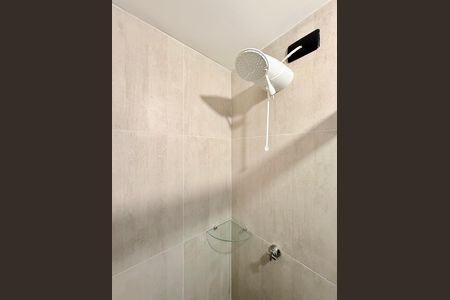 Banheiro social de apartamento para alugar com 1 quarto, 27m² em Campo Belo, São Paulo