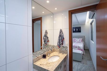 Apartamento à venda com 128m², 4 quartos e 2 vagasBanheiro da suíte 