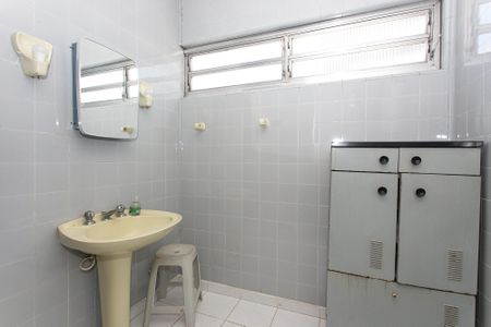 Casa à venda com 195m², 5 quartos e 4 vagasBanheiro 2