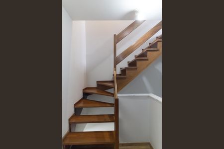 Casa de condomínio à venda com 112m², 3 quartos e 2 vagas Casa de condomínio à venda com 112m², 3 quartos e 2 vagasEscada