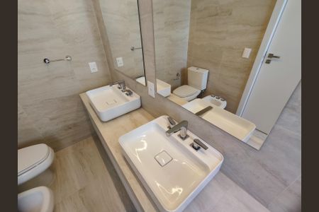 Apartamento para alugar com 235m², 4 quartos e 3 vagasBanheiro da Suíte 1