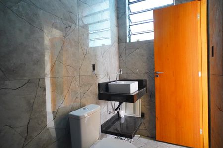 Casa para alugar com 70m², 2 quartos e 2 vagasBanheiro 