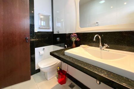 Apartamento à venda com 250m², 3 quartos e 2 vagasBanheiro da Suíte 1