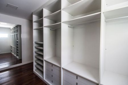 Casa de condomínio para alugar com 385m², 4 quartos e 4 vagas Casa de condomínio para alugar com 385m², 4 quartos e 4 vagasCloset da suíte