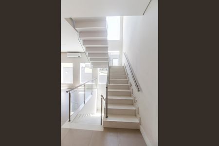 Casa de condomínio para alugar com 385m², 4 quartos e 4 vagas Casa de condomínio para alugar com 385m², 4 quartos e 4 vagasEscada