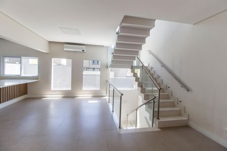 Casa de condomínio para alugar com 385m², 4 quartos e 4 vagas Casa de condomínio para alugar com 385m², 4 quartos e 4 vagasSala