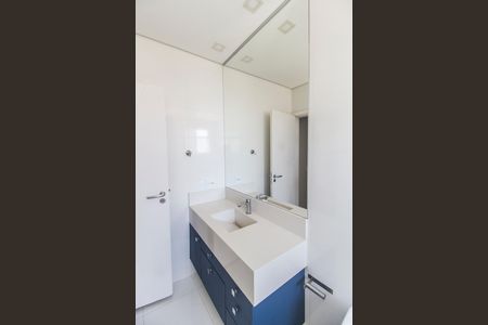 Casa de condomínio para alugar com 385m², 4 quartos e 4 vagas Casa de condomínio para alugar com 385m², 4 quartos e 4 vagasBanheiro da Suíte