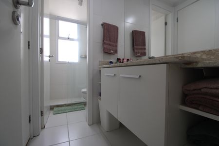 Apartamento à venda com 166m², 4 quartos e 3 vagasBanheiro canadense das suíte 2 e 3