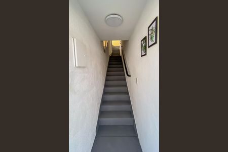 Casa para alugar com 200m², 4 quartos e 2 vagas Casa para alugar com 200m², 4 quartos e 2 vagasEscada