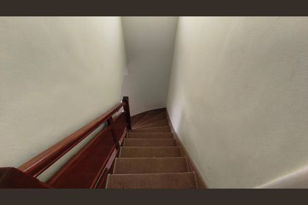 Casa à venda com 135m², 3 quartos e 2 vagasEscada