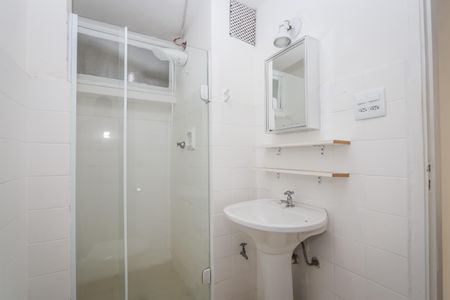 Banheiro de apartamento para alugar com 1 quarto, 65m² em Cerqueira César, São Paulo