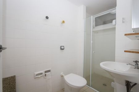 Banheiro de apartamento para alugar com 1 quarto, 65m² em Cerqueira César, São Paulo