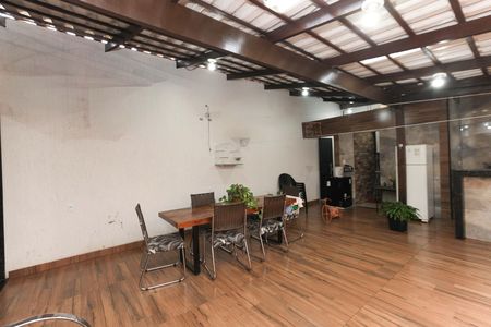 Casa à venda com 180m², 3 quartos e 5 vagas