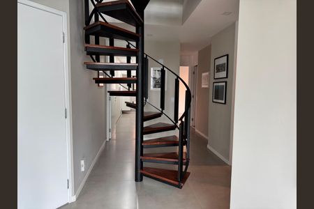 Apartamento para alugar com 170m², 3 quartos e 3 vagasEscada