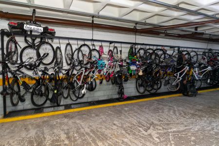 Apartamento à venda com 133m², 3 quartos e 2 vagas Apartamento à venda com 133m², 3 quartos e 2 vagasÁrea comum - Bicicletário