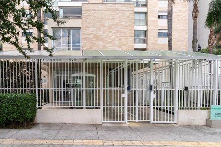 Apartamento à venda com 133m², 3 quartos e 2 vagas Apartamento à venda com 133m², 3 quartos e 2 vagasFachada e portaria