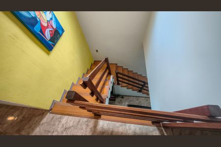 Casa à venda com 260m², 3 quartos e 2 vagasEscada