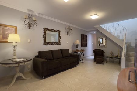 Casa à venda com 229m², 3 quartos e 2 vagasSala