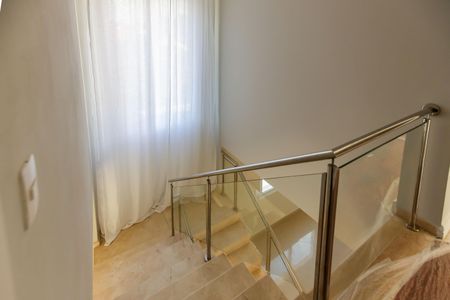 Casa à venda com 400m², 4 quartos e 6 vagasEscadas