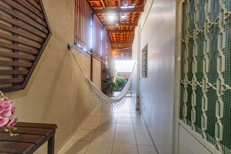 Casa à venda com 384m², 4 quartos e 2 vagas Casa à venda com 384m², 4 quartos e 2 vagasCorredor externo