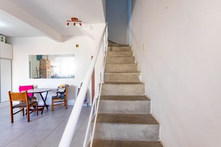 Casa à venda com 384m², 4 quartos e 2 vagas Casa à venda com 384m², 4 quartos e 2 vagasCasa 2 - escada