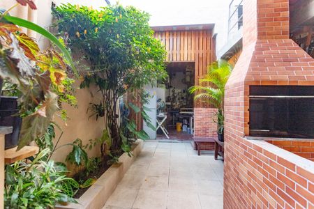 Casa à venda com 384m², 4 quartos e 2 vagas Casa à venda com 384m², 4 quartos e 2 vagasÁrea externa