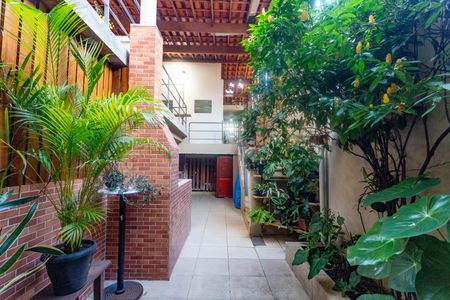 Casa à venda com 384m², 4 quartos e 2 vagas Casa à venda com 384m², 4 quartos e 2 vagasÁrea externa