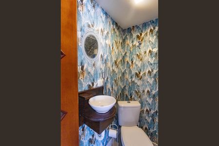 Casa à venda com 384m², 4 quartos e 2 vagas Casa à venda com 384m², 4 quartos e 2 vagasCasa 2 - lavabo