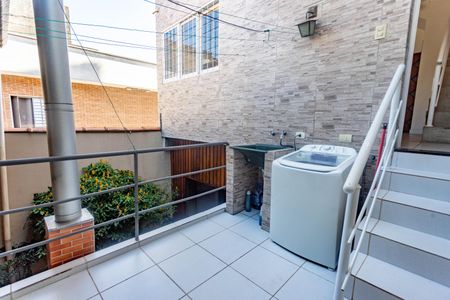 Casa à venda com 384m², 4 quartos e 2 vagas Casa à venda com 384m², 4 quartos e 2 vagasCasa 2 - área de serviço