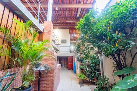 Casa à venda com 384m², 4 quartos e 2 vagas Casa à venda com 384m², 4 quartos e 2 vagasÁrea externa