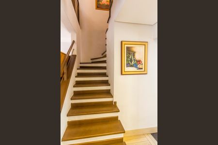 Casa de condomínio para alugar com 250m², 3 quartos e 3 vagasEscada