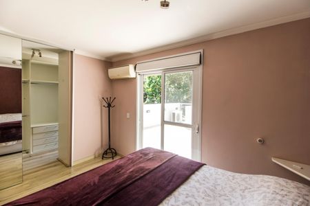 Casa de condomínio para alugar com 250m², 3 quartos e 3 vagasSuíte