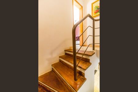 Casa de condomínio para alugar com 250m², 3 quartos e 3 vagasEscada