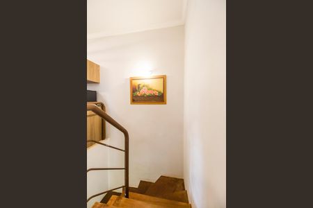 Casa de condomínio para alugar com 250m², 3 quartos e 3 vagasEscada