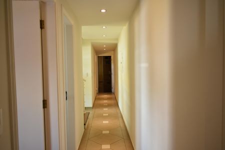 Casa à venda com 400m², 4 quartos e 6 vagasCorredor Dormitórios 