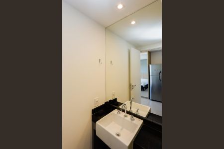 Banheiro social de kitnet/studio à venda com 1 quarto, 25m² em Santo Amaro, São Paulo