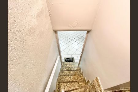 Casa à venda com 480m², 5 quartos e 5 vagasEscada