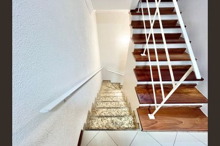 Casa à venda com 480m², 5 quartos e 5 vagasEscada