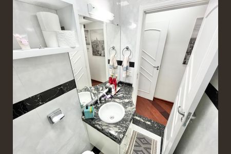 Casa à venda com 480m², 5 quartos e 5 vagasBanheiro da Suíte 2