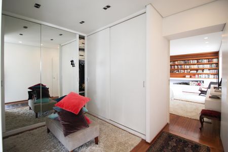 Apartamento para alugar com 410m², 3 quartos e 1 vaga Apartamento para alugar com 410m², 3 quartos e 1 vagaCloset da suíte 1