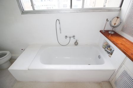 Apartamento para alugar com 410m², 3 quartos e 1 vaga Apartamento para alugar com 410m², 3 quartos e 1 vagaBanheiro da Suíte 1