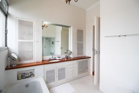 Apartamento para alugar com 410m², 3 quartos e 1 vaga Apartamento para alugar com 410m², 3 quartos e 1 vagaBanheiro da Suíte 1