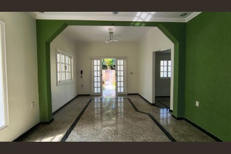 Casa de condomínio à venda com 228m², 4 quartos e 2 vagas Casa de condomínio à venda com 228m², 4 quartos e 2 vagasSala