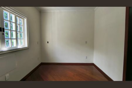 Casa de condomínio à venda com 228m², 4 quartos e 2 vagas Casa de condomínio à venda com 228m², 4 quartos e 2 vagasSuíte 2