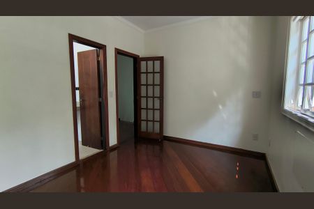 Casa de condomínio à venda com 228m², 4 quartos e 2 vagas Casa de condomínio à venda com 228m², 4 quartos e 2 vagasSuíte 2